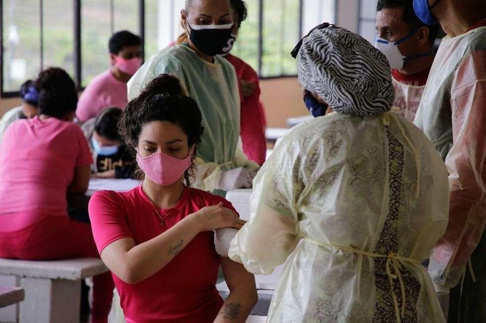 El plan de vacunación ha sido lento en Venezuela. En la foto, una reclusa del Instituto Nacional de Orientación Femenina (INOF) recibe una dosis de la vacuna Sinopharm.