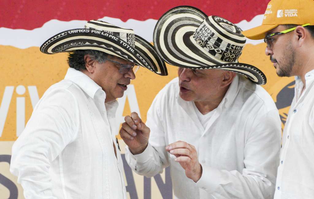 AME4613. MONTERÍA (COLOMBIA), 03/10/2024.- Fotografía cedida por la oficina de prensa de la Presidencia de Colombia del mandatario, Gustavo Petro (i), junto al ex jefe paramilitar Salvatore Mancuso, este jueves en Montería (Colombia). Petro se encontró con el ex jefe paramilitar Salvatore Mancuso en un evento de entrega de tierras en el departamento de Córdoba, donde este último pidió perdón a las víctimas y se comprometió a trabajar por la reparación. EFE/ Presidencia De Colombia / SOLO USO EDITORIAL/ SOLO DISPONIBLE PARA ILUSTRAR LA NOTICIA QUE ACOMPAÑA (CRÉDITO OBLIGATORIO)