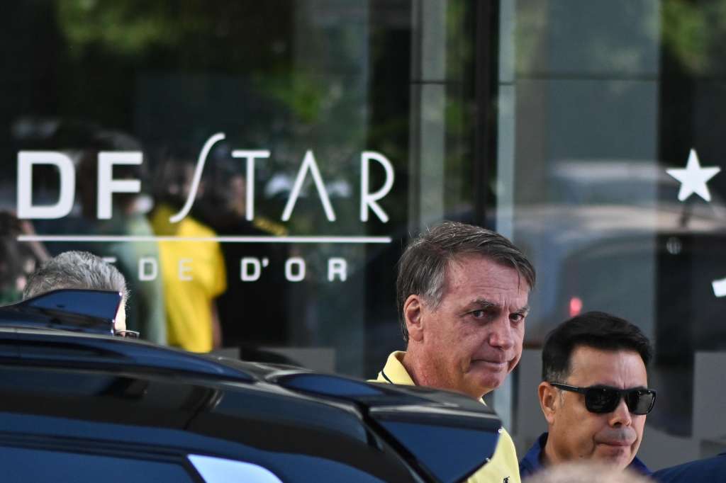 AME629. BRASILIA (BRASIL), 16/08/2025.- El expresidente de Brasil, Jair Bolsonaro, asiste al DF Star este sábado en Brasilia (Brasil). Bolsonaro, que cumple prisión domiciliaria mientras es juzgado por golpismo, abandonó la residencia en la que está recluido hace dos semanas para someterse a una serie de exámenes médicos en un hospital, autorizado por la Corte Suprema. EFE/ Andre Borges