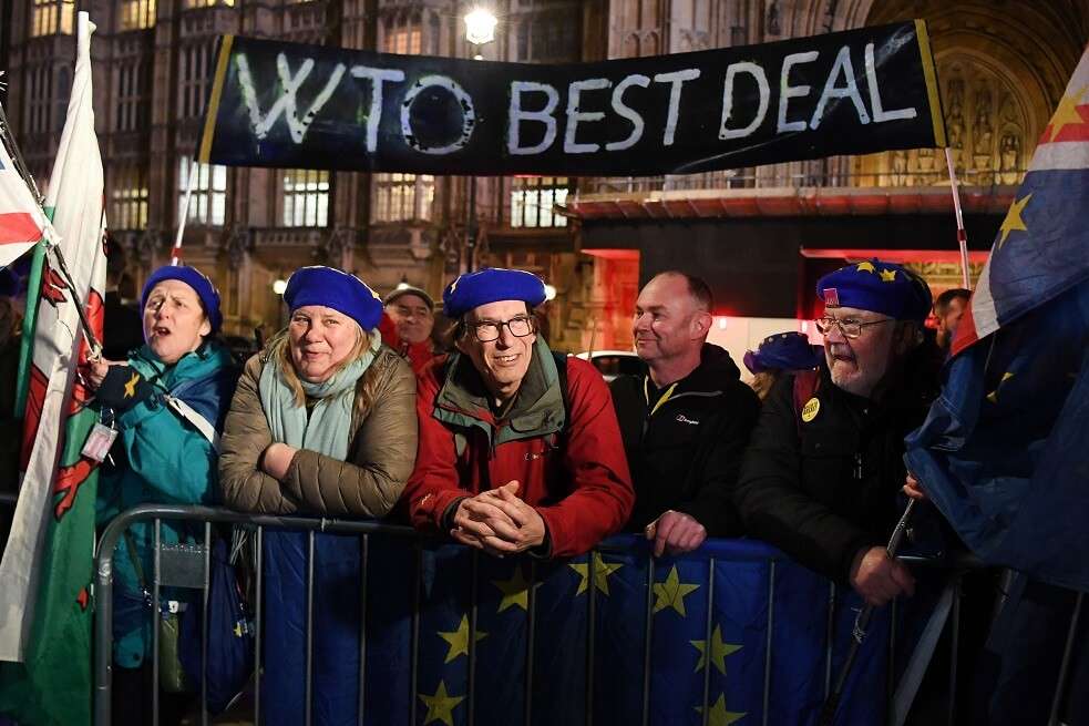 Manifestantes a favor y en contra de permanecer en la Unión Europea se manifiestan a las afueras del Parlamento este miércoles en Londres (Reino Unido). / EFE