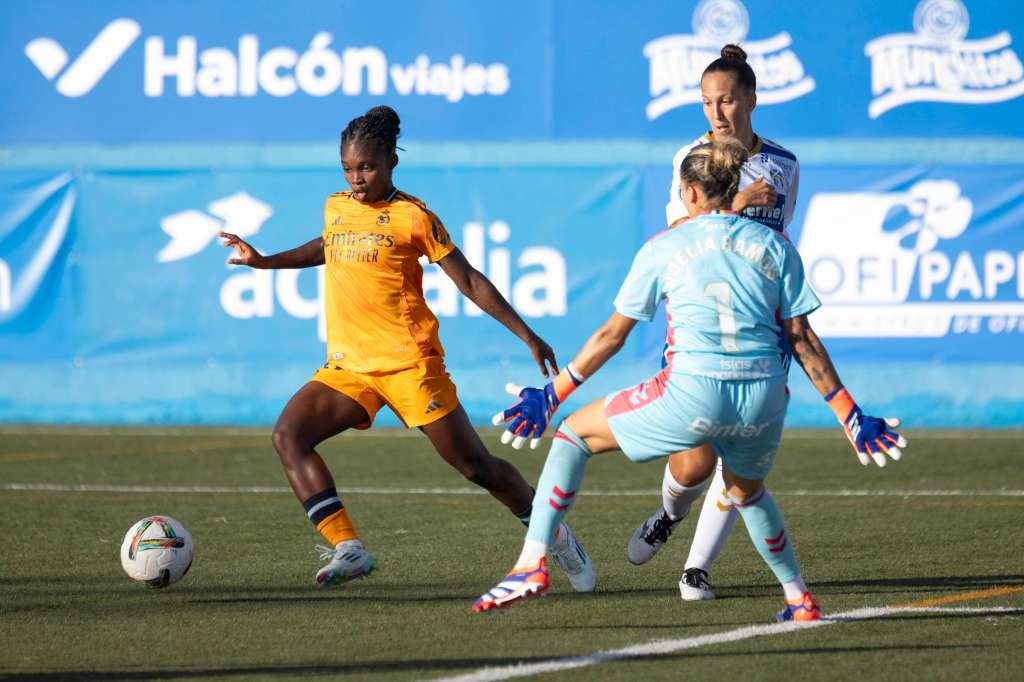 ADEJE (TENERIFE), 29/09/2024.- La delantera del Real Madrid Linda Caicedo (i) trata de superar a la portera del Costa Adeje Tenerife, Noelia Ramos (1), durante el partido de la Liga F que Costa Adeje Tenerife y Real Madrid han disputado este domingo en Adeje (Tenerife). EFE/Miguel Barreto