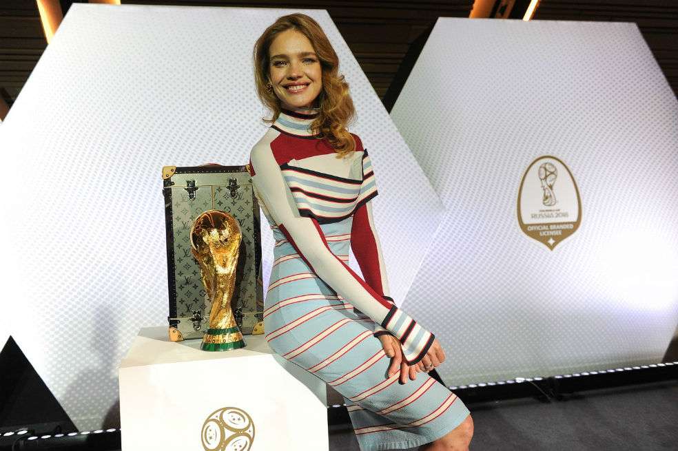 La modelo rusa Natalia Vodianova y el fútbolista Iker Casillas escoltarán la copa hasta el Estadio Luzhnikí, en Moscú, para la ceremonia inaugural. / Foto: Cortesía Louis Vuitton