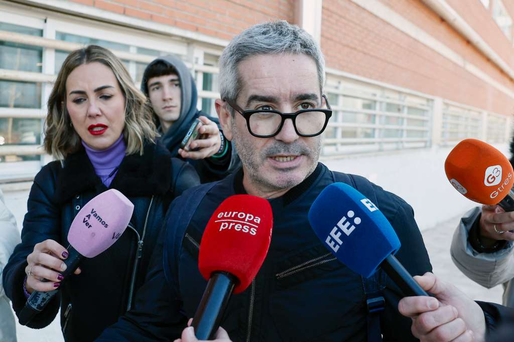 MADRID, 23/12/2024.- Jacobo Martos, hijo del cantante Raphael, se dirige a medios de comunicación a las puertas del Hospital 12 de Octubre en Madrid, este lunes. EFE/ Sergio Pérez