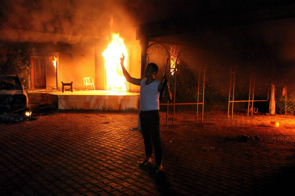 Un hombre armado frente al consulado de Estados Unidos en Bengasi (Libia), durante la noche del ataque. / AFP