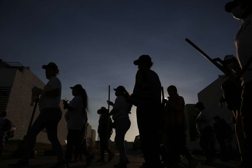 -FOTODELDIA- MEX9939.TLAJOMULCO (MÉXICO),03/04/2022.- Miembros de brigadas de búsqueda de personas desaparecidas realizan hoy trabajo de campo en las colonias Chulavista y Villa Fontana Aqua, en el municipio de Tlajomulco, estado de Jalisco (México). Con el hallazgo de al menos 20 bolsas con restos humanos, familiares de personas desaparecidos concluyeron este domingo las labores de búsqueda de fosas en casas abandonadas del municipio de Tlajomulco, en el estado mexicano de Jalisco, oeste del país. EFE/ Francisco Guasco
