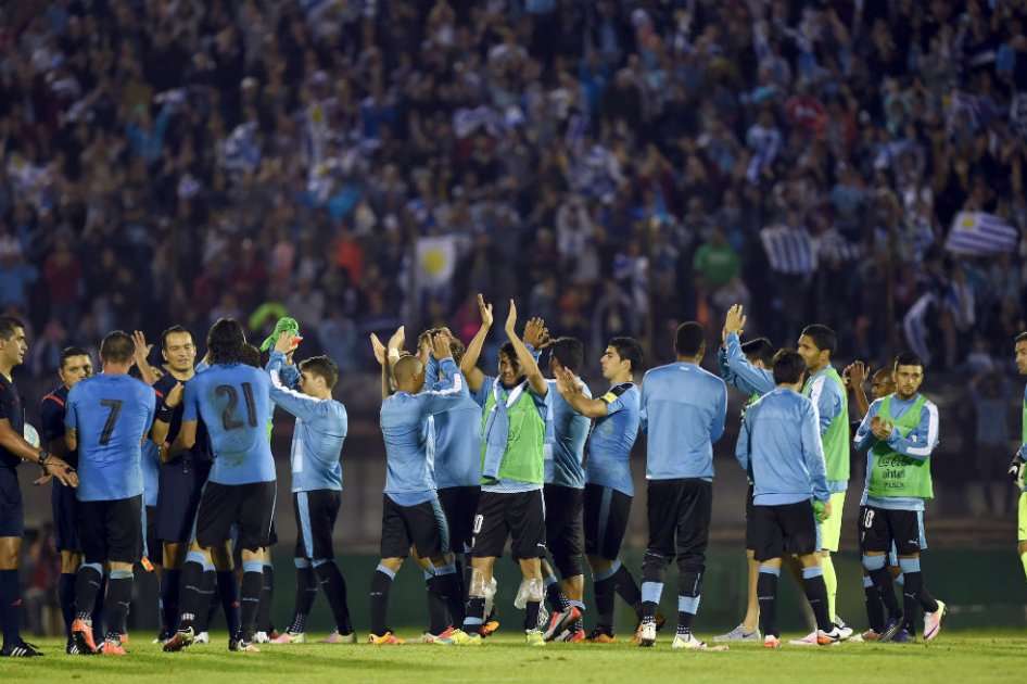 El seleccionado uruguayo celebra el triunfo ante Perú. Foto: AFP