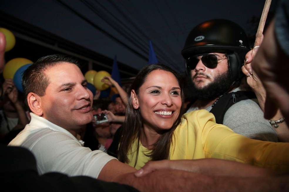 Fabricio Alvarado y la vicepresidenta Ivonne Acuña, presentadora del canal evangélico Enlace. / EFE