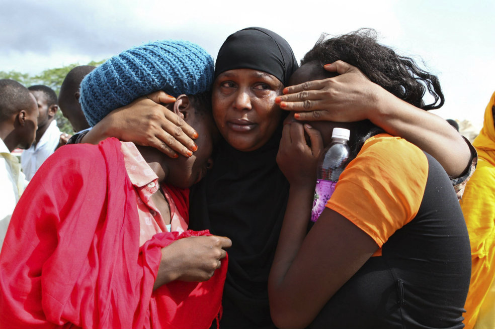 Estudiantes que lograron ser rescatadas se consuelan mutuamente en el campamento militar de Garissa. EFE