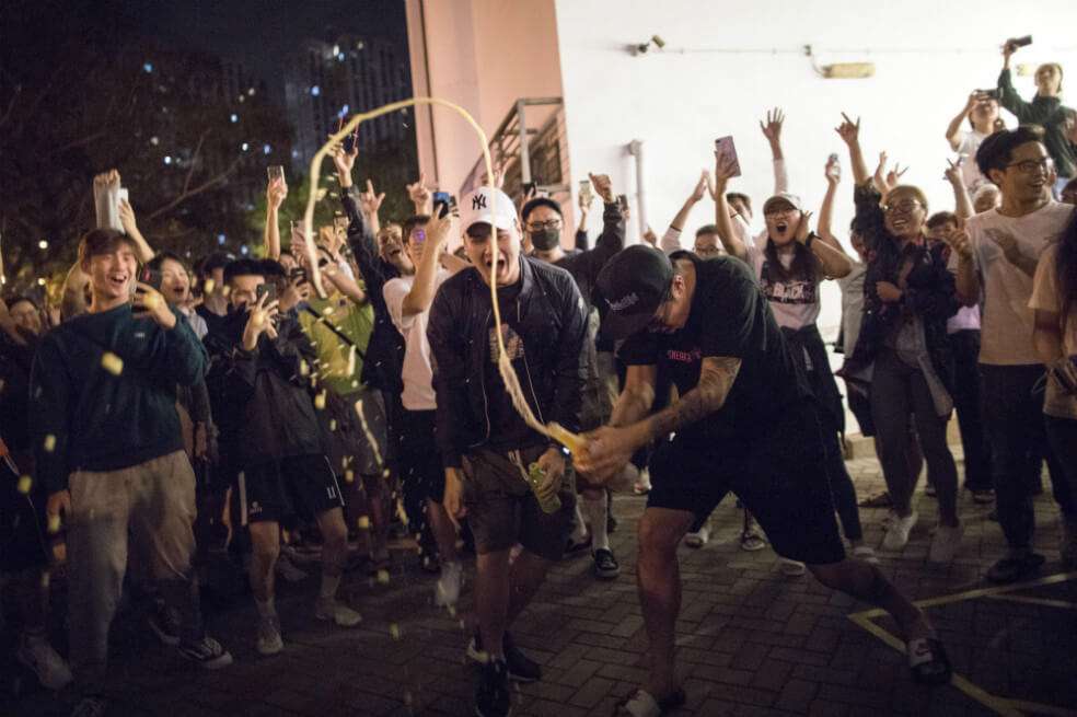 Los ciudadanos de Hong Kong celebraron la victoria en las urnas. Los nuevos legisladores pidieron pacíficamente a la policía que dejara en libertad a los manifestantes restantes. / AFP