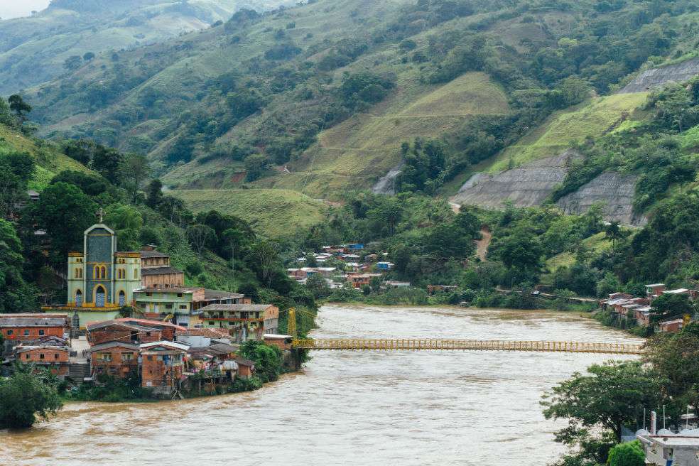 El río Cauca crecido a finales de abril en Puerto Valdivia, la comunidad más cercana a la Central Hidroeléctrica Ituango. / UNAL