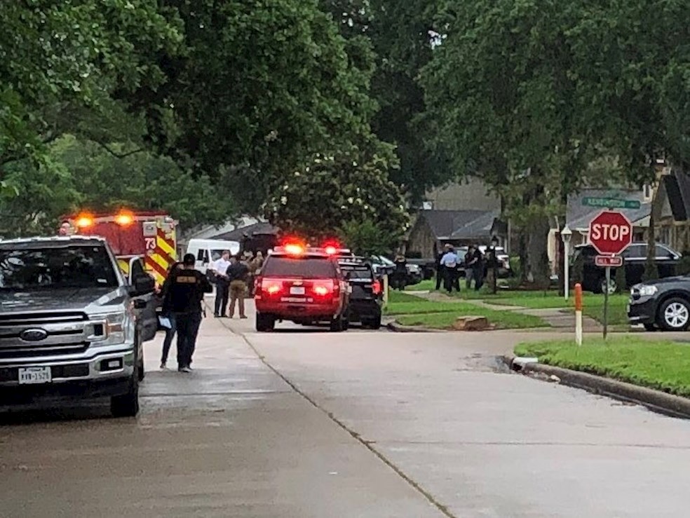 El subjefe de policía Daryn Edwards dijo que las autoridades fueron alertadas inicialmente por un informe de un secuestro en esa casa, en un barrio del suroeste de Houston.