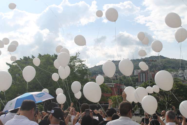 Los asistentes elevaron los globos blancos al cielo como parte del acto simbólico en memoria de la joven María José Ardila.
