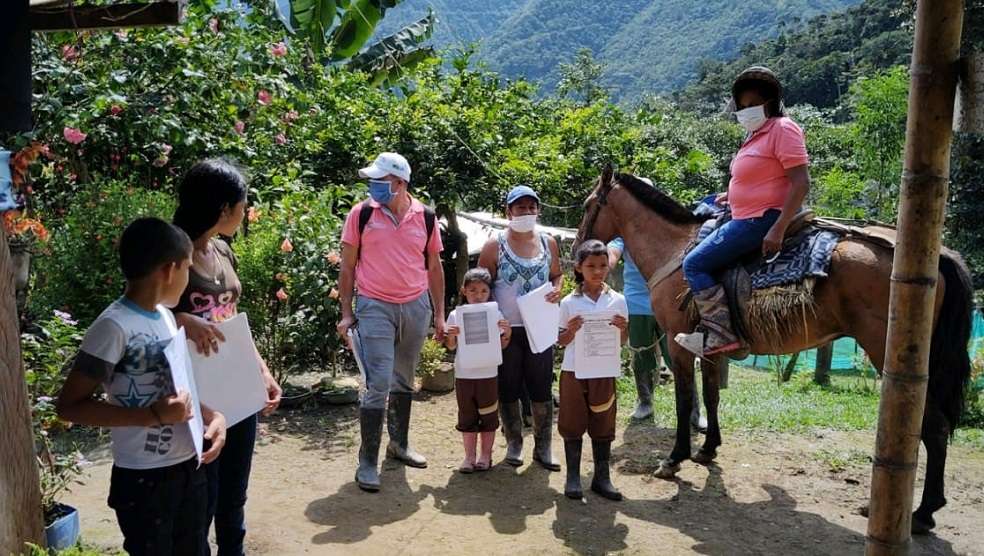 Guardaparques a lomo de mula, ayudan para que estudiantes en zona de amortiguación del Parque Nacional Natural Farallones de Cali puedan continuar sus procesos escolares