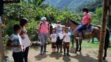 Los guardaparques que ayudan a niños rurales sin internet a seguir estudiando