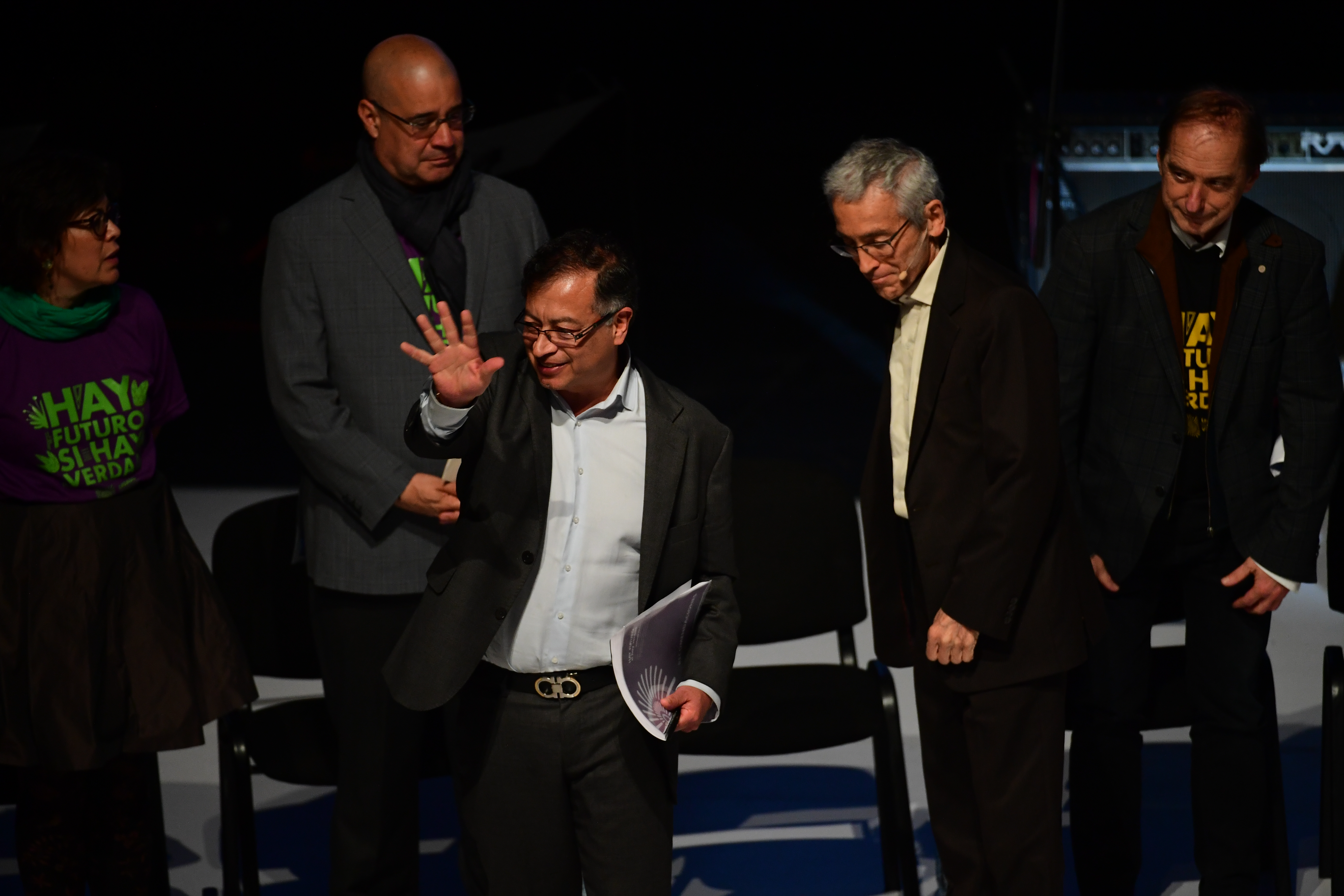 Sacerdote y exprovincial jesuita en compañía del presidente electo Gustavo Petro durante la entrega del informe final de la comisión de la verdad