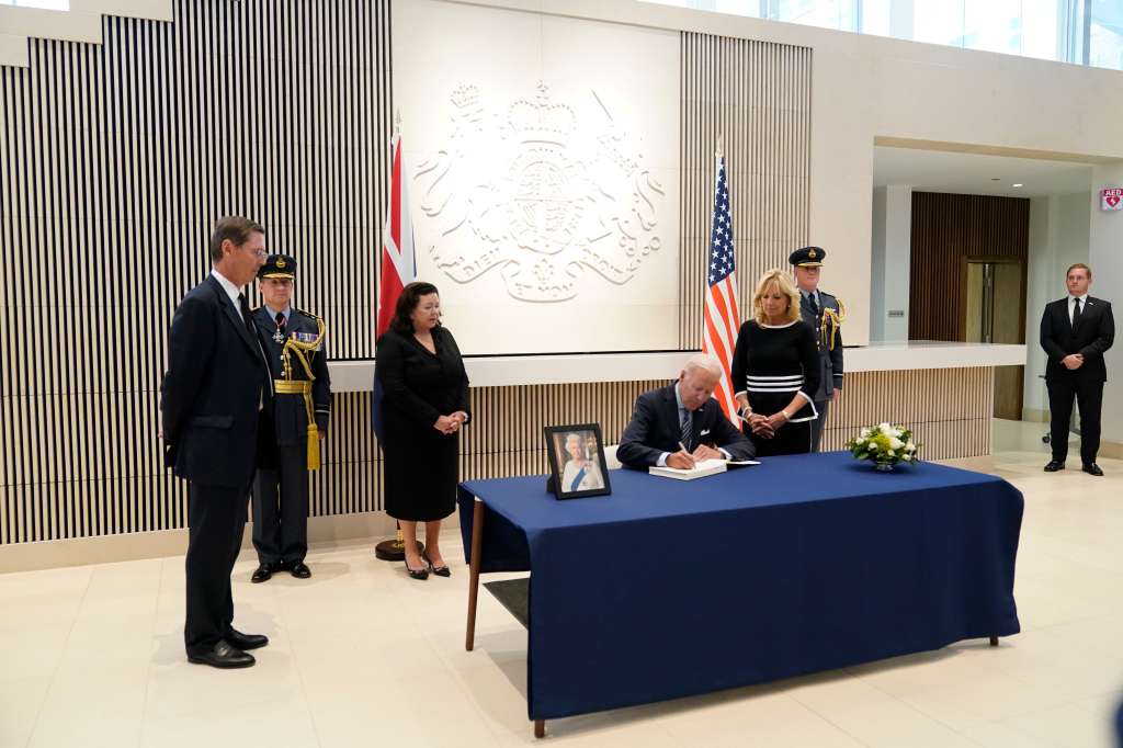 Washington (United States Of America), 08/09/2022.- US President Joe Biden (C) signs the condolence book as he and first lady Dr. Jill Biden (C-R) visit the British Embassy in Washington, DC, USA, 08 September 2022, to pay his respects following the passing of Her Majesty Queen Elizabeth II. According to a statement issued by Buckingham Palace on 08 September 2022, Britain's Queen Elizabeth II has died at her Scottish estate, Balmoral Castle, on 08 September 2022. The 96-year-old Queen was the longest-reigning monarch in British history. (Reino Unido, Estados Unidos) EFE/EPA/Chris Kleponis / POOL