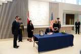 Joe Biden rinde homenaje a Isabel II en la embajada británica