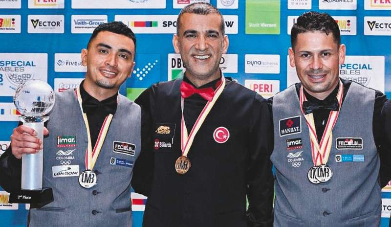 El caldense Huberney Cataño (izq.), el turco Tayfun Tasdemir y el bogotano Pedro González, tres de las figuras del Mundial de Billar a Tres Bandas. / Fecolbi
