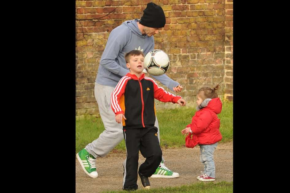 David Beckham junto a sus hijos Cruz y Harper. / Bang Showbiz