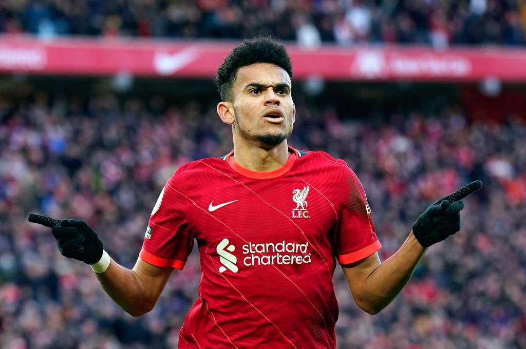 -FOTODELDÍA- Liverpool (Reino Unido), 19/02/2022.- Luis Díaz del Liverpool celebra tras anotar el 3-1 en el partido de fútbol de la Premier League inglesa entre el Liverpool FC y el Norwich City en Liverpool, Gran Bretaña, el 19 de febrero de 2022. (Reino Unido) EFE/EPA/TIM KEETON USO EDITORIAL EXCLUSIVAMENTE. No se utiliza con audio, video, datos, listas de dispositivos, logotipos de clubes/ligas o servicios 'en vivo' no autorizados. Uso en línea durante el partido limitado a 120 imágenes, sin emulación de video. No se utiliza en apuestas, juegos o publicaciones de un solo club/liga/jugador.