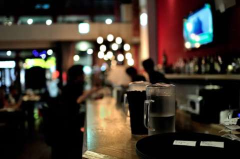 Gobierno prohíbe aglomeraciones y consumo de licor en locales hasta mayo