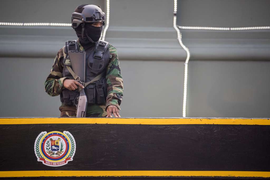 AME9176. CARACAS (VENEZUELA), 07/01/2025.- Fotografía del 4 de enero del 2025 de un militar custodiando cerca al Palacio Presidencial de Miraflores, en Caracas (Venezuela). La Venezuela que el 10 de enero comienza un nuevo sexenio presidencial arrastra problemas en economía, infraestructura, servicios públicos, salud, educación e instituciones, entre otros, que obstruyen el camino hacia una recuperación sostenida y que, por tanto, supondrán desafíos en el período 2025-2031. EFE/ Miguel Gutiérrez