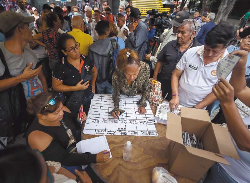 Miembros de mesas comenzando el conteo de votos durante el cierre de la jornada electoral de las primarias de la oposición.