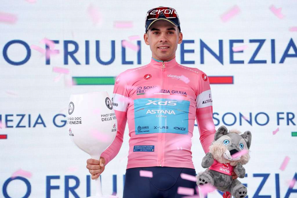SOFIA (Bulgaria), 10/05/2026.- Uruguayan cyclist Guillermo Thomas Silva of XDS Astana Team celebrates on the podium in the overall leader's pink jersey after the 3rd stage of the 109th edition of the Giro d'Italia cycling race over 175km from Plovdiv to Sofia, Bulgaria, 10 May 2026. (Ciclismo) EFE/EPA/BORISLAV TROSHEV