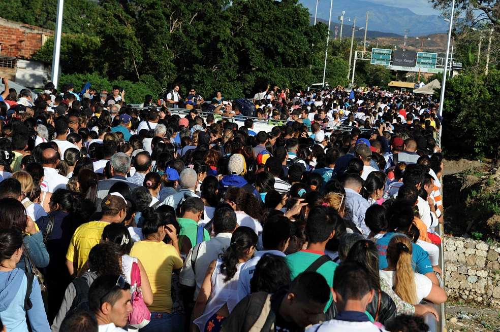 Centenares de venezolanos mientras esperaban ayer en San Antonio de Táchira para pasar hacia Colombia. / AFP