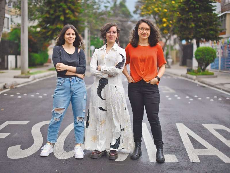 De izq a der. Valerie Cifuentes, Angélica Benavides y Camila González, Economía para la pipol