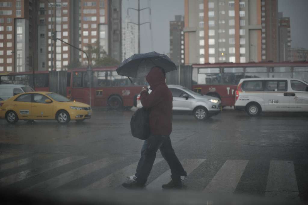 Aguacero, invierno en Bogotá.