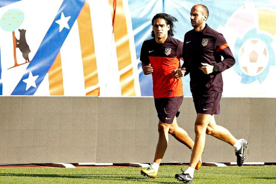 Falcao junto al fisioterapeuta, durante el entrenamiento del equipo en el Vicente Calderón. Foto: EFE