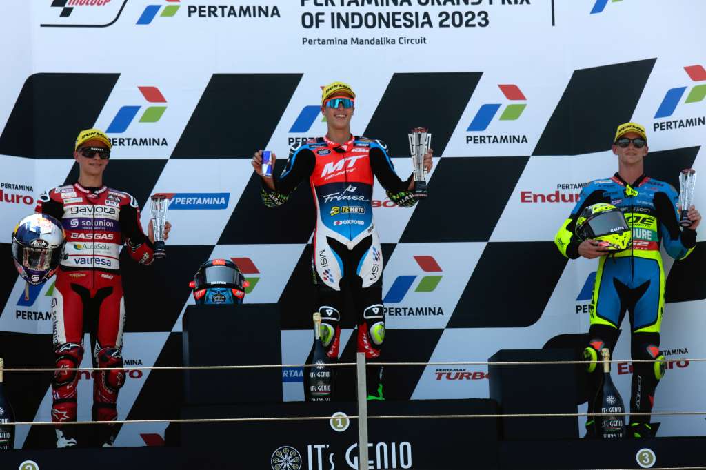 Mandalika (Indonesia), 15/10/2023.- (L-R) Second placed Colombian Moto3 rider David Alonso of GASGAS Aspar Team, first placed Brazilian Moto3 Rider Diego Moreira of the MT Helmets MSI team and third place Spanis Moto3 rider David Munoz of BOE Motorsports celebrate on the podium after the Motorcycling Grand Prix of Indonesia at the Pertamina Mandalika International Circuit on Lombok island, Indonesia, 15 October 2023. (Motociclismo, Ciclismo, Brasil) EFE/EPA/ADI WEDA