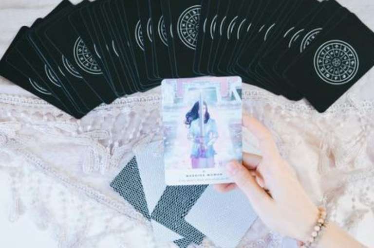 Tauro: Ante el nerviosismo, los rumores y las especulaciones en aumento, usted no puede soltar las riendas de su trabajo; sus cualidades son innegables: no se deja absorber por las circunstancias del presente, está cuerdo, evita discusiones inútiles, peleas encarnizadas y proyecciones fatalistas. Una vela azul durante los siete días de la semana, sin falta.