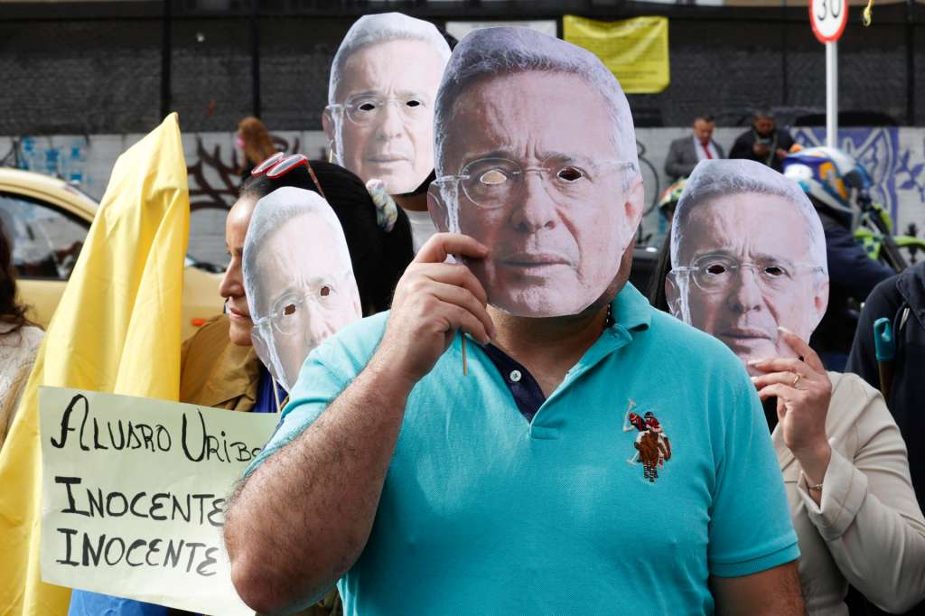 BOGOTÁ (COLOMBIA), 28/07/2025.- Seguidores del expresidente Álvaro Uribe, asisten al Complejo Judicial de Paloquemao para apoyar al exmandatario este lunes, en Bogotá (Colombia). La jueza Sandra Heredia aseguró que la Justicia "no se arrodilla ante el poder" al comenzar la lectura del fallo que declarará culpable o inocente al expresidente colombiano Álvaro Uribe, en el caso más mediático que ha enfrentado el país. EFE/ Mauricio Dueñas Castañeda