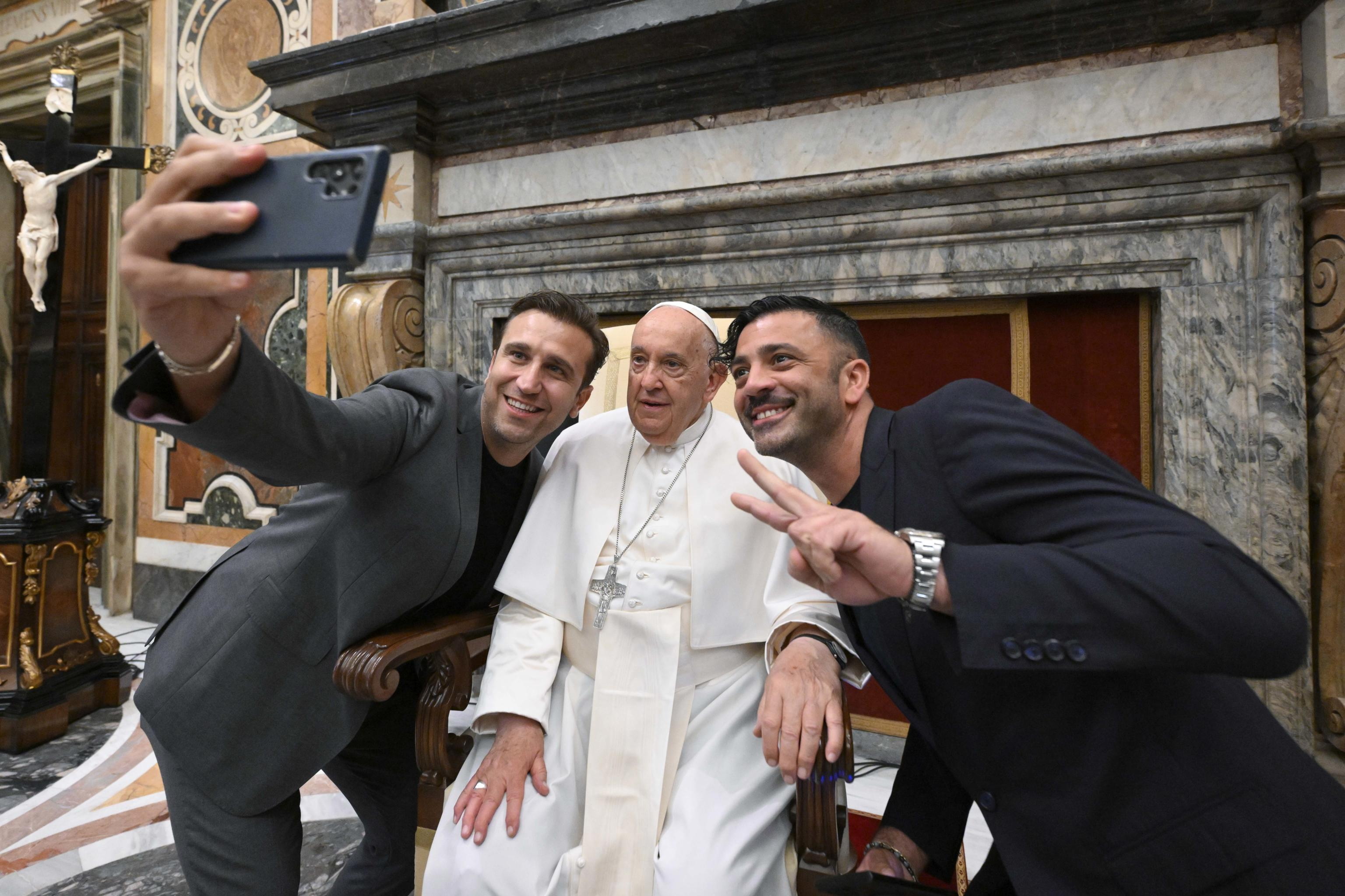 Vatican City (Vatican City State (holy See)), 14/06/2024.- A handout photo made available by Vatican Media shows Pope Francis (C) posing for a selfie with Italian comedy duo Pio (L) e Amedeo (R) on the occasion of a meeting with over 100 comedians from around the world, in the Sala Clementina in Vatican City, in Vatican City, 14 June 2024, before the pontiff's departure for the G7 Summit in southern Italy. (Papa, Italia) EFE/EPA/VATICAN MEDIA HANDOUT HANDOUT EDITORIAL USE ONLY/NO SALES HANDOUT EDITORIAL USE ONLY/NO SALES