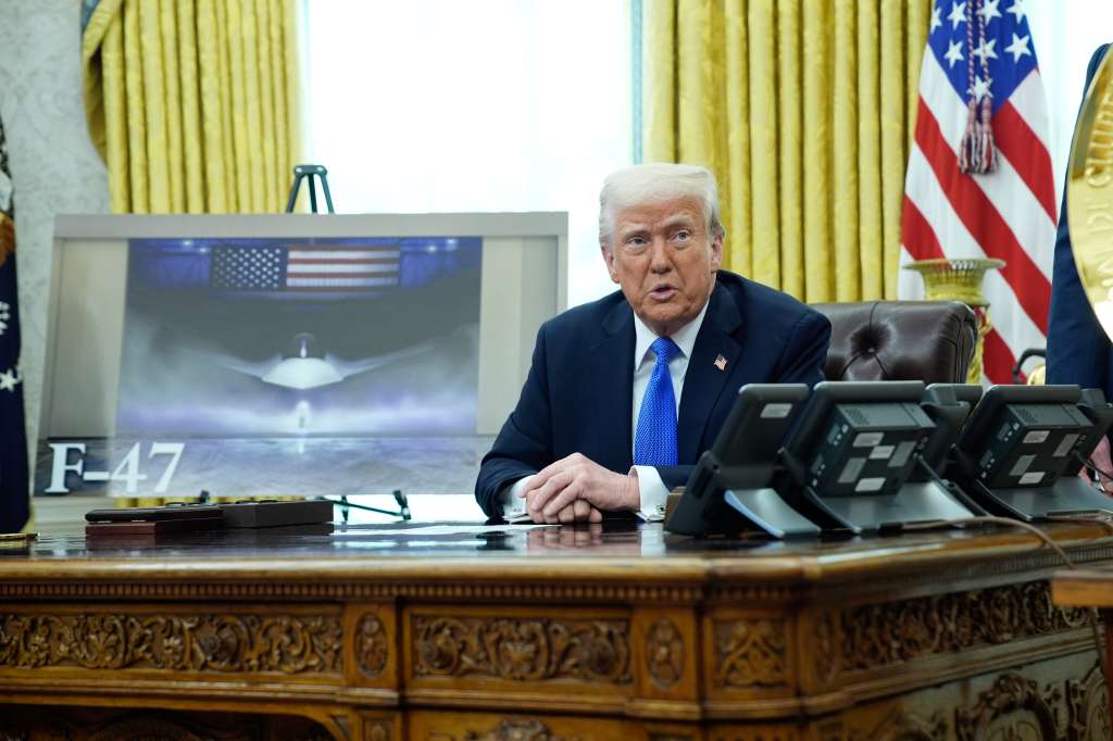 Washington (United States), 21/03/2025.- US President Donald Trump delivers remarks from the Oval Office of the White House in Washington, DC, USA, 21 March 2025. Secretary Hegseth joined President Trump to announce a defense program, which includes Boeing developing the F-47 next-generation fighter jet for the US Air Force. EFE/EPA/YURI GRIPAS / POOL