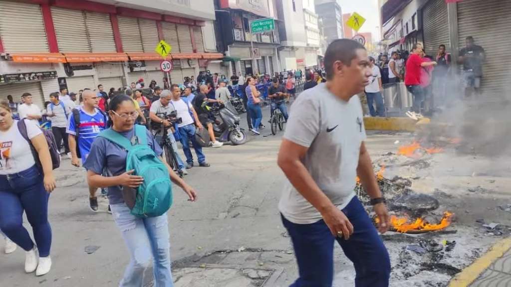 Vendedores informales bloquearon las calles del centro de Cali como parte de las protestas contra la peatonalización, que ha afectado la movilidad y las ventas de la zona.