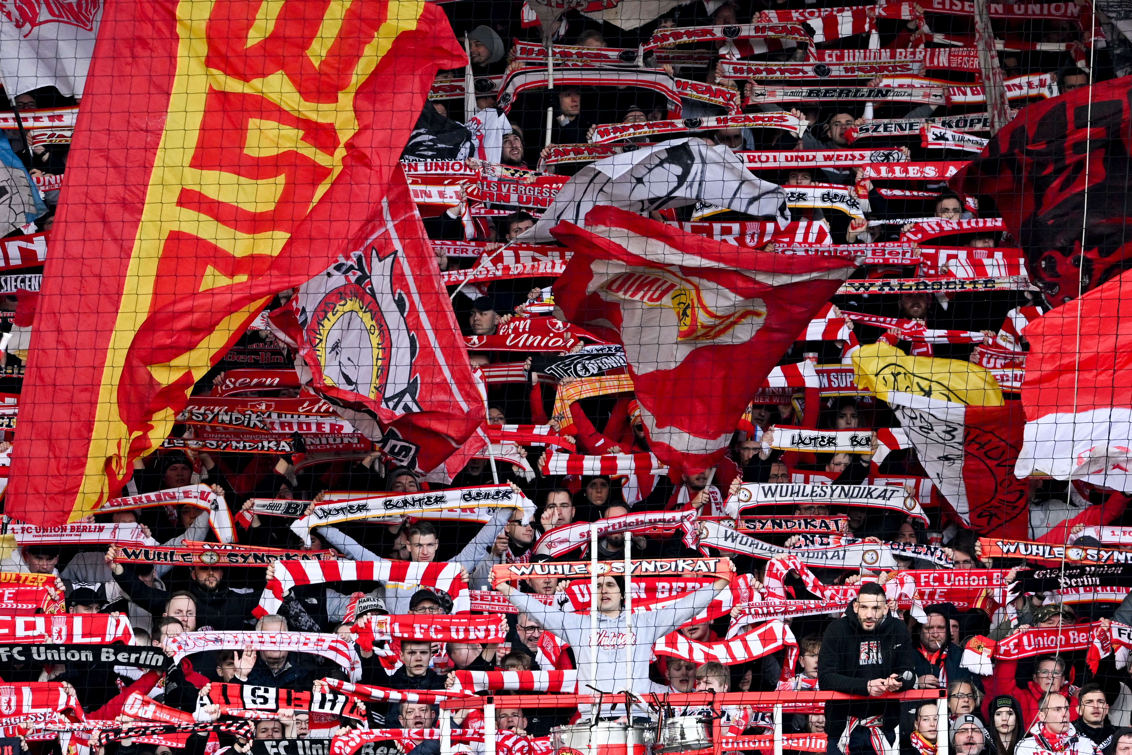 Berlin (Germany), 19/02/2023.- Union'Äôs fans cheer during the German Bundesliga soccer match between Union Berlin and Schalke 04 in Berlin, Germany, 19 February 2023. (Alemania) EFE/EPA/Filip Singer CONDITIONS - ATTENTION: The DFL regulations prohibit any use of photographs as image sequences and/or quasi-video.