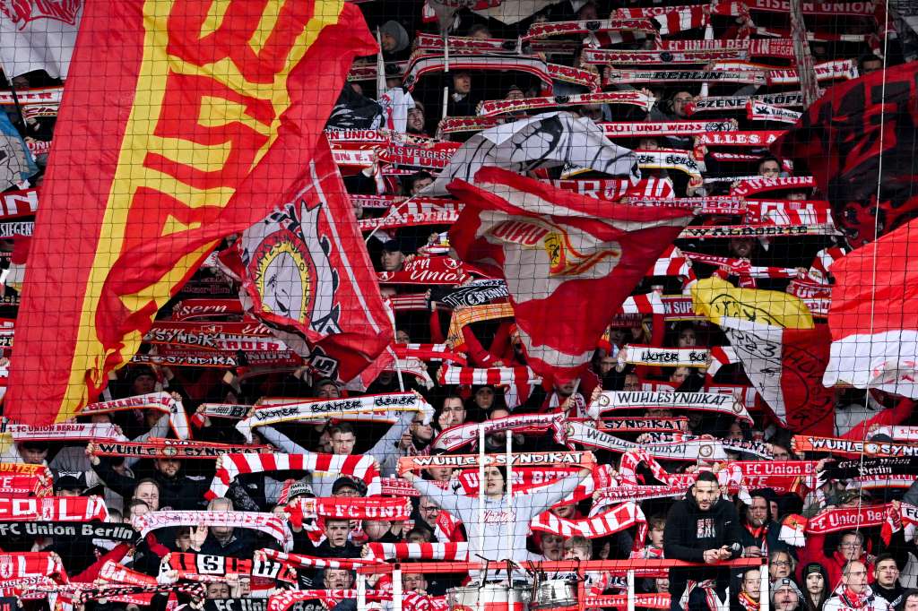 Berlin (Germany), 19/02/2023.- Union'Äôs fans cheer during the German Bundesliga soccer match between Union Berlin and Schalke 04 in Berlin, Germany, 19 February 2023. (Alemania) EFE/EPA/Filip Singer CONDITIONS - ATTENTION: The DFL regulations prohibit any use of photographs as image sequences and/or quasi-video.