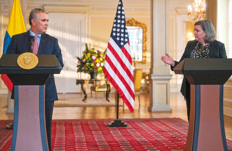 La subsecretaria de Estado de Estados Unidos, Victoria Nuland, y el presidente Iván Duque en la rueda de prensa del 8 de febrero. / AFP