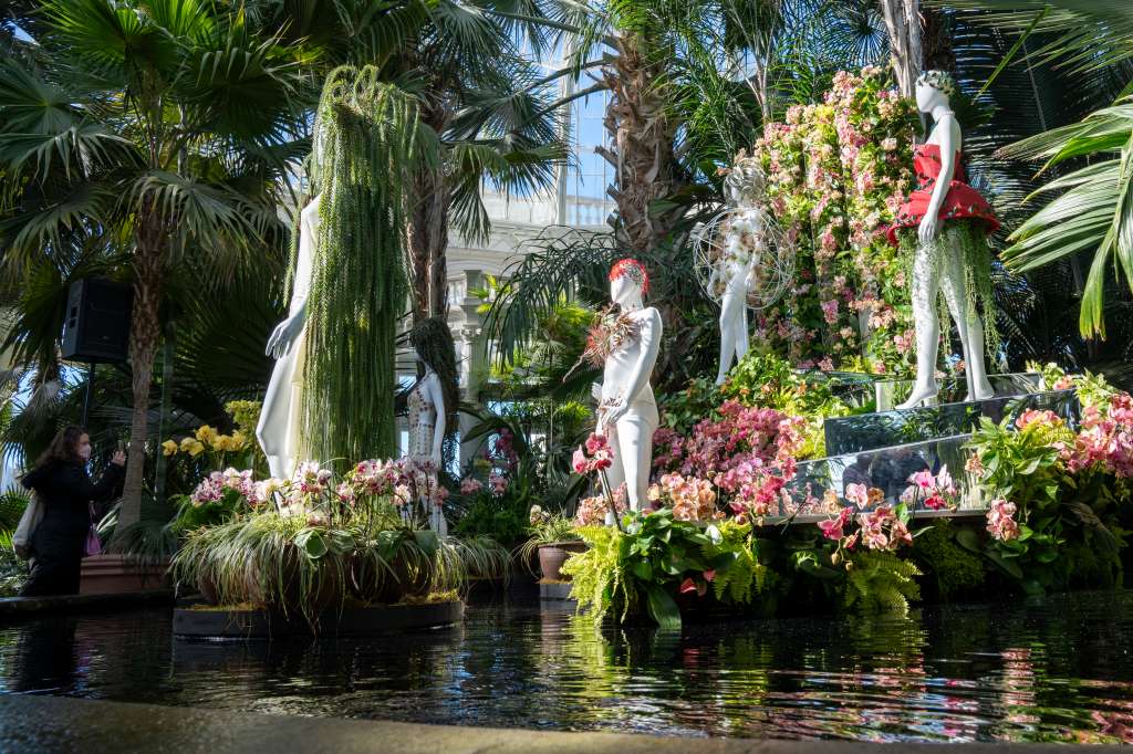 ACOMPAÑA CRÓNICA USA2288. NUEVA YORK (NY, EEUU), 14/02/2024.- Fotografía de unos maniquíes puestos junto a un arreglo de orquídeas durante un pase de la prensa al espectáculo 'The Orchid Show: Florals in Fashion' ('El espectáculo de las orquídeas: Florales en la moda') realizado este miércoles en el Jardín Botánico del Bronx en Nueva York (EEUU). Unas 4.000 orquídeas de todos los colores y tamaños marcan tendencia desde este miércoles en el Jardín Botánico de Nueva York, donde estas fascinantes flores tropicales asoman entre las ramas de los árboles pero también forman extravagantes prendas. EFE/Ángel Colmenares