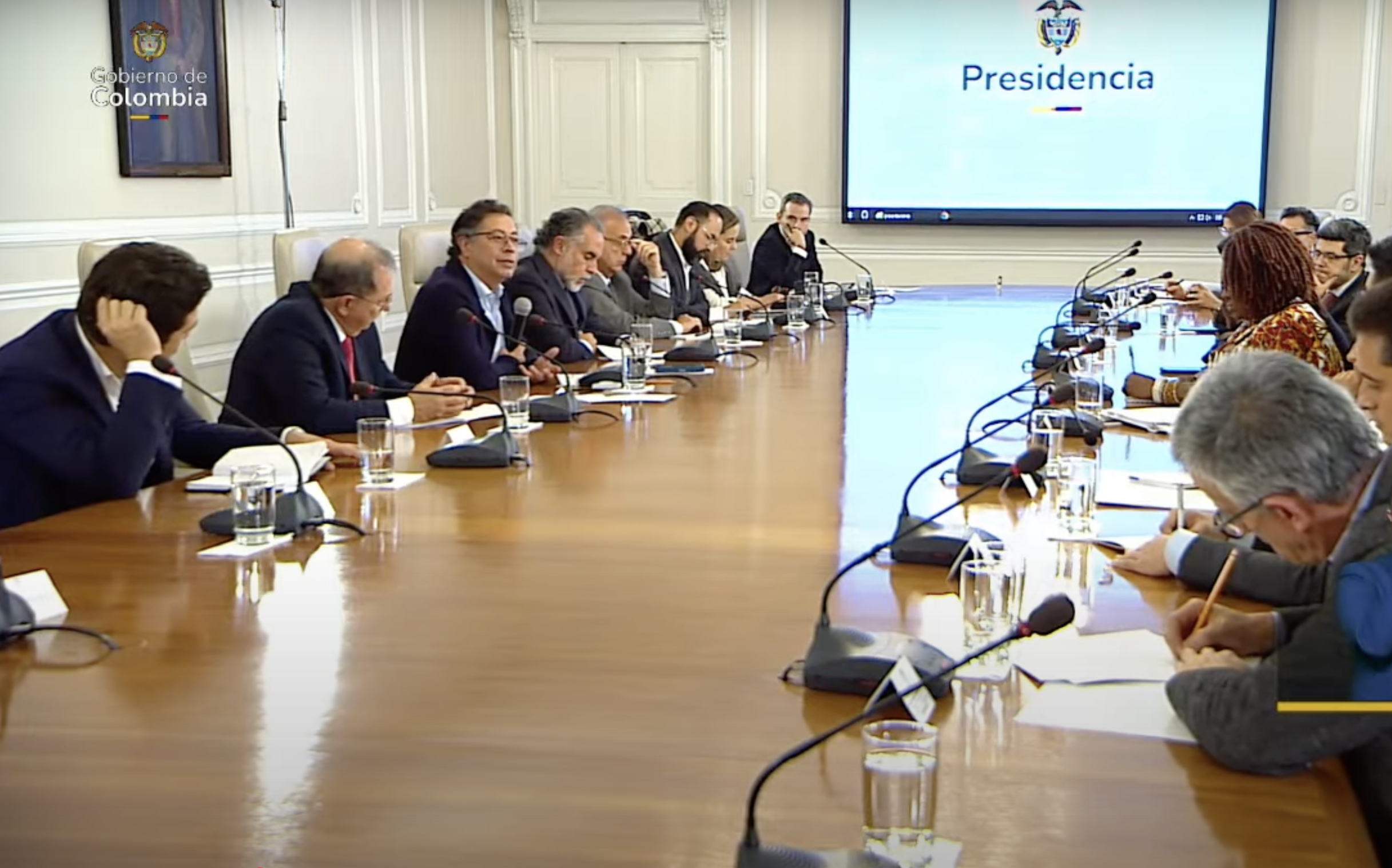 El presidente Gustavo Petro con su gabinete ministerial este martes 4 de febrero.