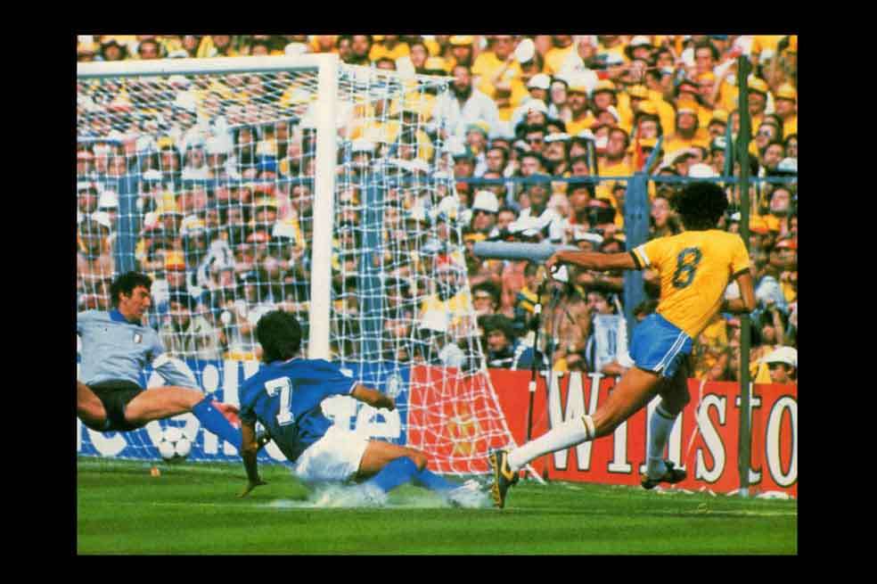 Dino Zoff, el legendario portero de Italia, y Sócrates, el fino y rebelde volante brasileño, en la copa del 82. / cosasdelacanchaylavida.com