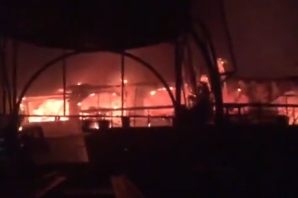 Foto tomada de la cuenta de X @umar_938sadeeq que muestra el incendio del sábado 6 de diciembre en un club nocturno en India.