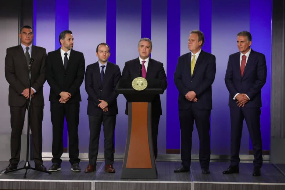 De izquierda a derecha: Farid Mondragón, Mario Alberto Yepes, Ernesto Lucena, Iván Duque, Ramón Jesurún y Carlos Queiroz. / Coldeportes