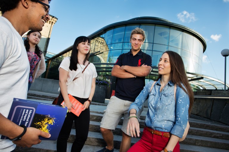 Becas en España para colombianos: universidad abre convocatoria, ¿cómo aplicar?