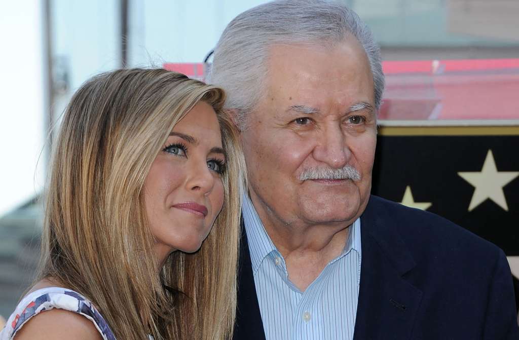 En esta foto de archivo tomada el 22 de febrero de 2012, la actriz estadounidense Jennifer Aniston (izquierda) representa una foto con su padre, el actor greco-estadounidense John Aniston, durante su ceremonia estelar en el Paseo de la Fama de Hollywood en Hollywood, California.