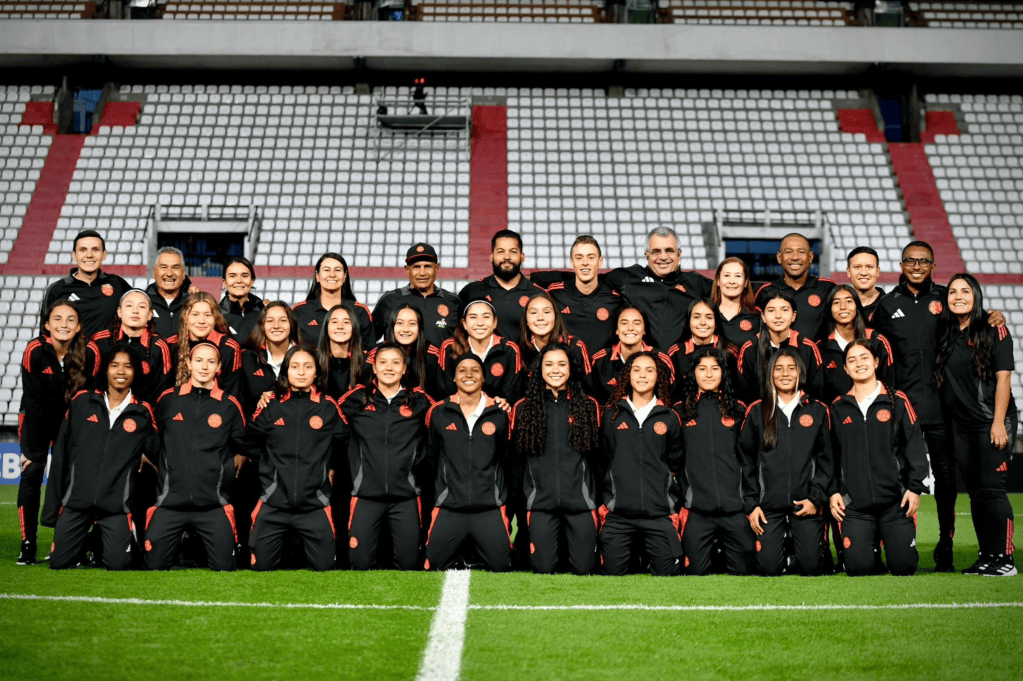 La selección femenina de Carlos Paniagua, antes del inicio del torneo.