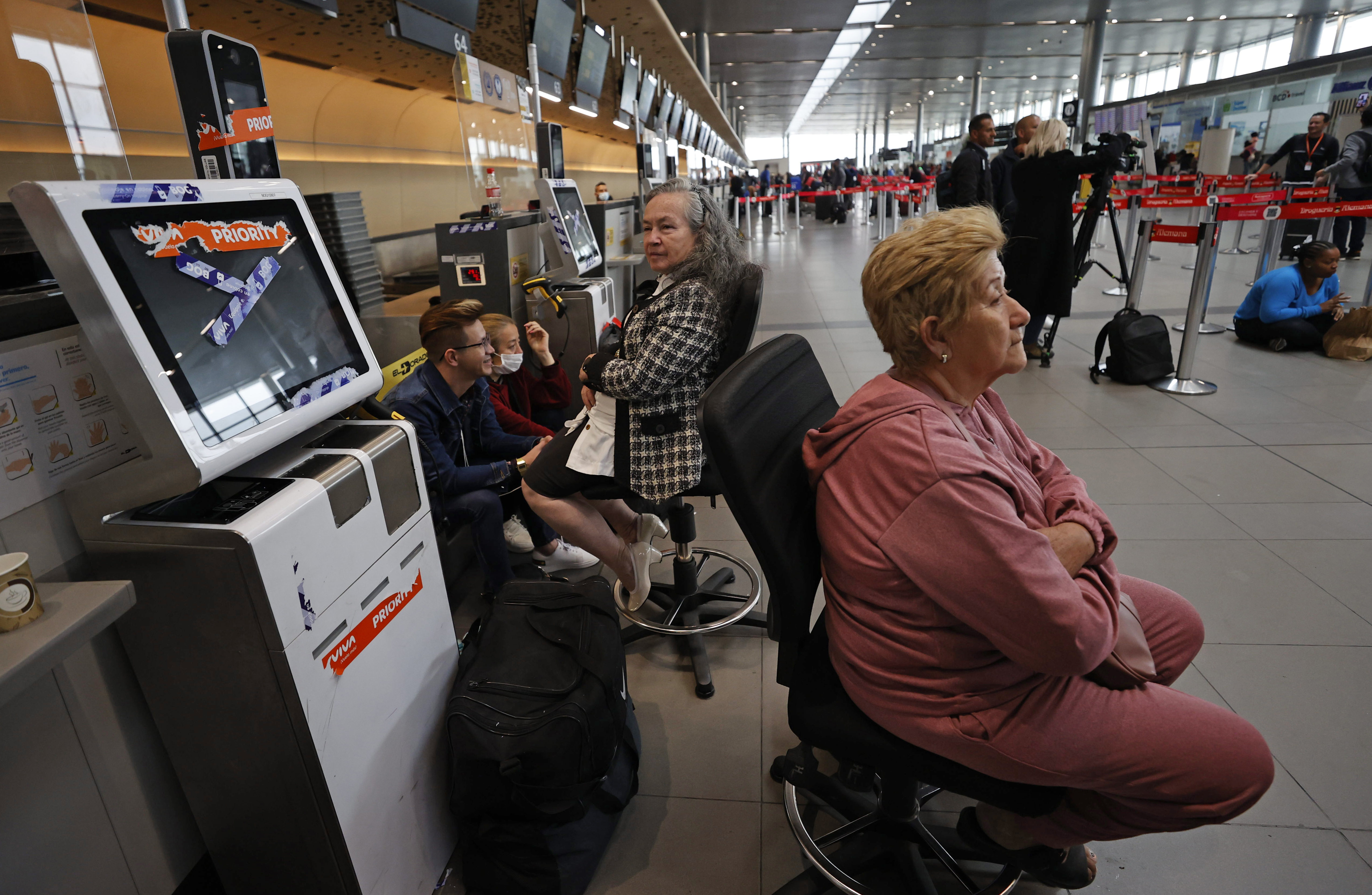 AME8407. BOGOTÁ (COLOMBIA), 28/02/2023.- Personas esperan hoy, en el aeropuerto El Dorado, tras el cierre de operaciones de la aerolínea Viva Air, en Bogotá (Colombia). La incertidumbre y la indignación reina este martes en los principales aeropuertos colombianos por la cancelación de operaciones de la aerolínea de bajo coste Viva Air, que dejo en tierra a miles de pasajeros los cuales protestan en las terminales aéreas para exigir soluciones. EFE/ Mauricio Dueñas Castañeda